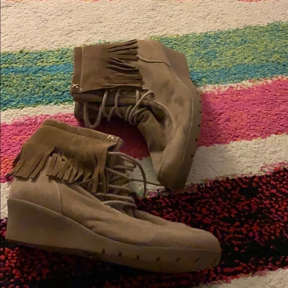Kenneth Cole Reaction Simona Taupe Fringe Wedge 4